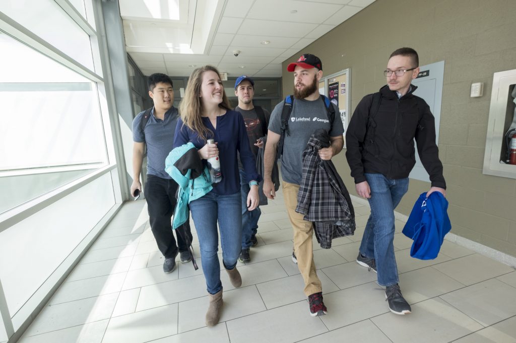 A group of students walking down the halls at the Barrie Campus